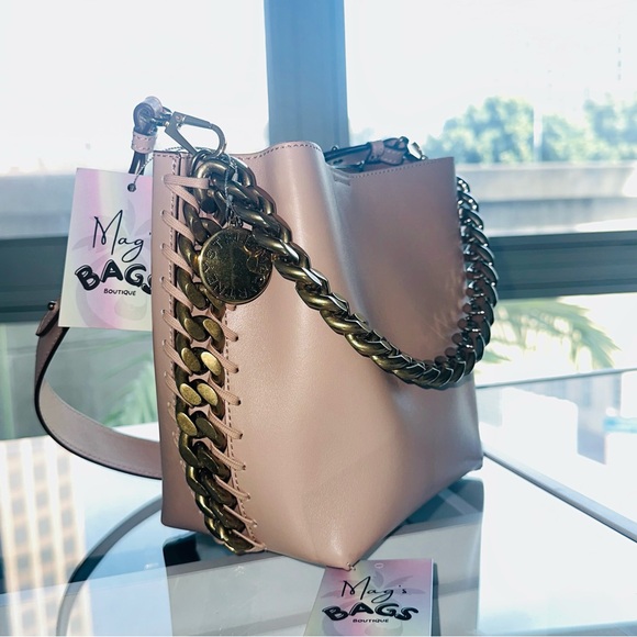 Stella McCartney: Two-Tone Bucket Frayme Chain-Link Crossbody Tote Bag - Picture 13 of 16